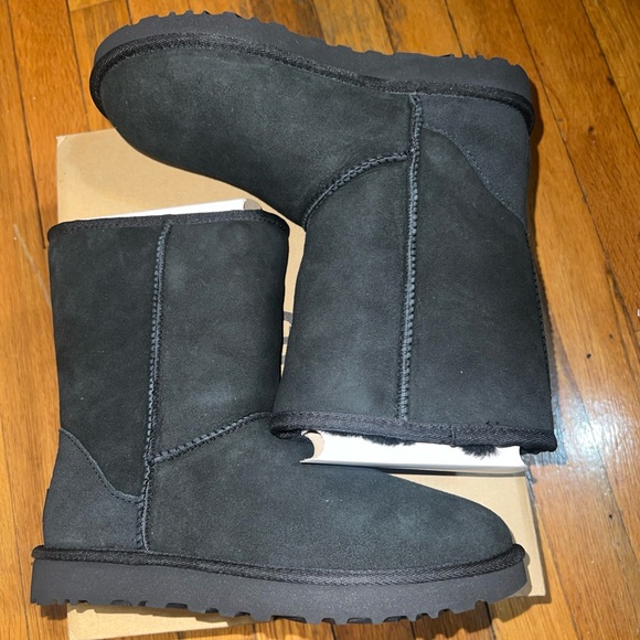 UGG Women Classic Short II Black Boots US Size 6

UGG 1016223 - Picture 5 of 8